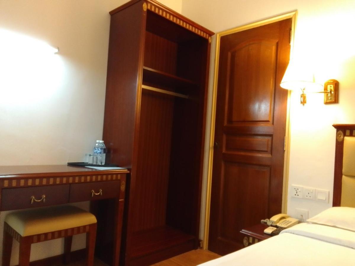 Super Oyo 90464 Borneo Suites Hotel Кота Кинабалу Екстериор снимка