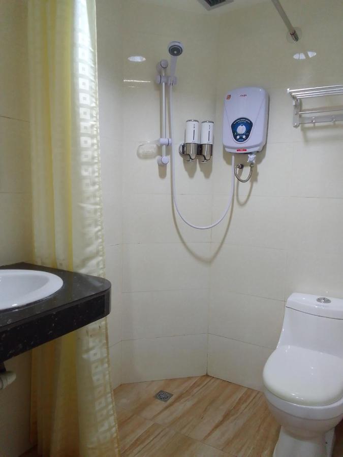 Super Oyo 90464 Borneo Suites Hotel Кота Кинабалу Екстериор снимка