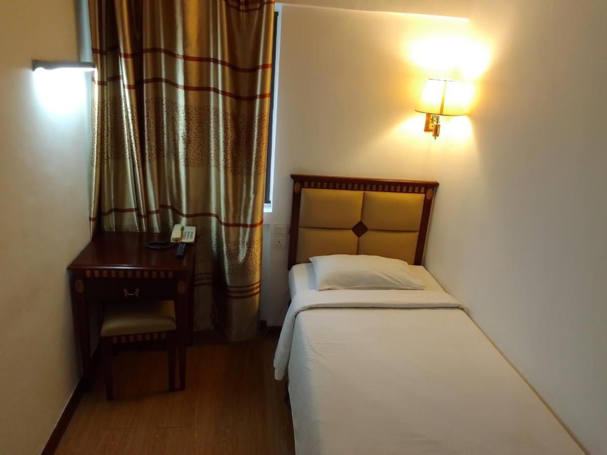 Super Oyo 90464 Borneo Suites Hotel Кота Кинабалу Екстериор снимка