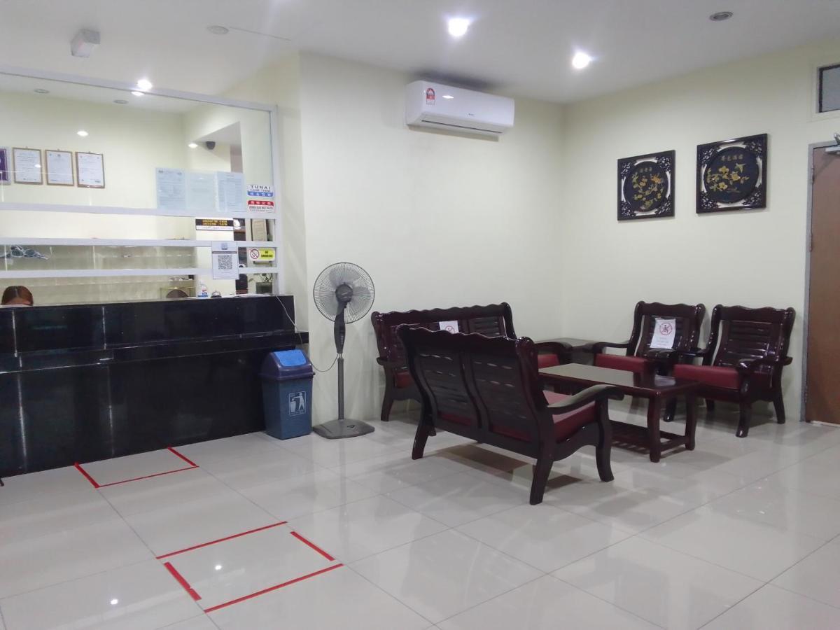 Super Oyo 90464 Borneo Suites Hotel Кота Кинабалу Екстериор снимка